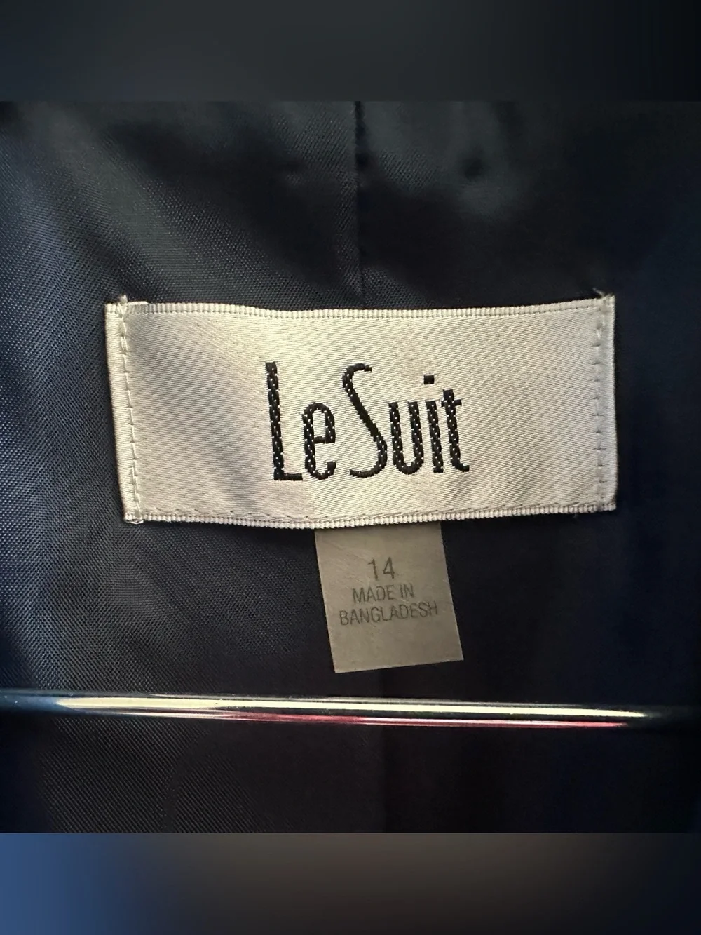 Gently Worn Navy Women's Le Suit Two-Piece Long Sleeve Pant Suit